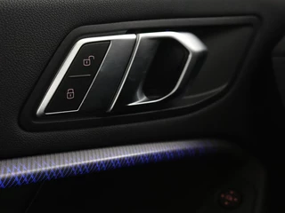 BMW 1 Serie BMW 1-serie 118i Intro Ed. | Carplay | Full LED | Sportstoelen  | Navigatie | Climate control | Bleutooth | PDC | Trekhaak | Sfeerverlichting - afbeelding nr 20