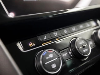 Volkswagen Passat 218Pk Automaat (DIGITAL COCKPIT, APPLE CARPLAY, GROOT NAVI, CAMERA, GETINT GLAS, ALCANTARA, SPORTSTOELEN, ADAPTIVE CRUISE, STOELVERWARMING, LED KOPLAMPEN, KEYLESS, NIEUWSTAAT) - afbeelding nr 11