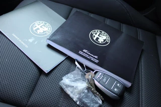 Alfa Romeo Tonale Alfa Romeo Tonale 1.5T 160PK HYbrid VELOCE | PANORAMISCH SCHUIF / KANTELDAK | LEDEREN BEKLEDING | VOORSTOELEN / STUUR VERWARMD | VOORSTOELEN GEVENTILEERD | VOORSTOELEN ELEKTRISCH VERSTELBAAR | DRAADLOOS APPLE CARPLAY / ANDROID AUTO | 360° CAMERA | AUTOMATISCH DIMMENDE BUITENSPIEGELS | 20