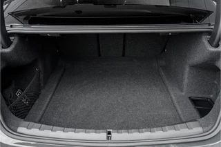 BMW 3 Serie BMW 3 Serie 318i M-Sport Shadow Individual Schuifdak HiFi 19
