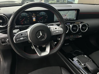 Mercedes-Benz A-Klasse Mercedes-Benz A-Klasse 180 Business Solution AMG | Panoramadak | Trekhaak | Night pakket - afbeelding nr 2