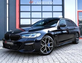 BMW 5 Serie Touring 530e M-Sport High Executive | Pano | Luchtvering | Harmon Kardon | Camera | Laser Led | Head-Up | Leder | Carplay | Stoelverwarming | 19'' | ACC | Keyless | Ambient+ | Digital Dash | Automaat | Trekhaak | Electric Seats