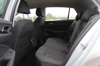 Volkswagen Golf Volkswagen Golf 1.5 eTSI Style / Camera / Head-up / Virtual Cockpit / Leder&Alcantara / 17'' / Keyless / ACC / DAB / Full LED / Stoelverwarming - afbeelding nr 11