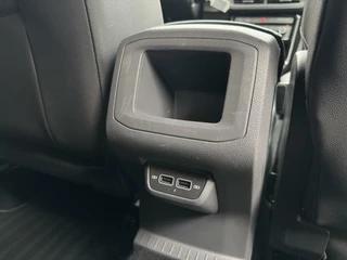 Volkswagen T-Cross Volkswagen T-Cross 1.0 TSI R-line Automaat | LED | Trekhaak |  Getint glas | Climate control | Cruise control adaptief | Lane assist | Dode hoek detectie | DAB | Navigatiesysteem | Inklapbare spiegels | Parkeersensoren voor en achter - afbeelding nr 43