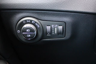 Jeep Compass Jeep Compass 1.4 140PK MultiAir LIMITED | AFNEEMBARE TREKHAAK | ELEKTRISCH BEDIENBARE STOELEN MET GEHEUGENFUNCTIE | LEDEREN BEKLEDING | NAVIGATIE | KEYLESS ENTRY/START | CRUISE CONTROL | DAB+ RADIO | ACHTERUITRIJ CAMERA | DODEHOEK DETECTIE | BEATS AUDIO SYSTEM | CLIMATE CONTROL | - afbeelding nr 46