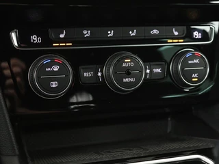 Volkswagen Passat Volkswagen Passat 1.4 TSI PHEV GTE | Panoramadak | Stoelverwarming |  Trekhaak | Side Assist | Camera | Carplay | Adaptive cruise | Park Assist | Matrix LED | Massage - afbeelding nr 20