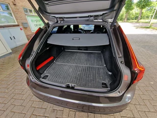 Volvo V90 Volvo V90 2.0 B4 208PK R-Design|21-inch|harman kardon|Pano|Black-pakket|63.467KM|Mild-hybride| - afbeelding nr 15