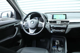 BMW X1 BMW X1 sDrive18i 141pk AUTOMAAT NL-Auto 74.942km Clima Cruise Navi Camera HUD Keyless El. Klep 17