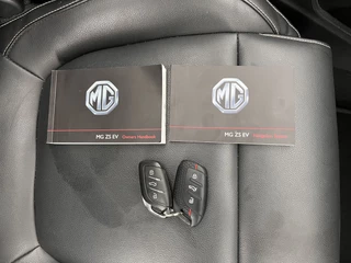 MG ZS EV MG ZS EV MG Luxury 45 kWh (INCL-BTW) *PANO | FULL-LEATHER | CCS-FASTLOADER | KEYLESS | NAVI-FULLMAP | ADAPTIVE-CRUISE | CAMERA | HEATED-SPORT-SEATS | CARPLAY | BLINDSPOT | DAB | LANE-ASSIST | 17