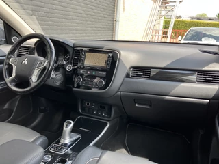Mitsubishi Outlander Mitsubishi Outlander 2.0 PHEV Instyle+ 203 pk 4WD AUT. | 1e eigenaar | dealer onderhouden | navigatie | trekhaak | leder interieur - afbeelding nr 17