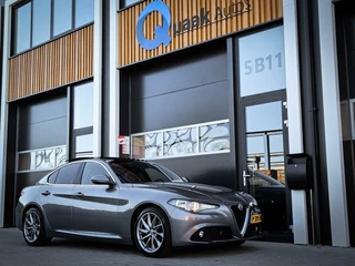 Alfa Romeo Giulia Alfa Romeo Giulia 2.0T Super | PANORAMADAK | KEYLESS | DNA | LANE ASSIST | VOL OPTIES! - afbeelding nr 2