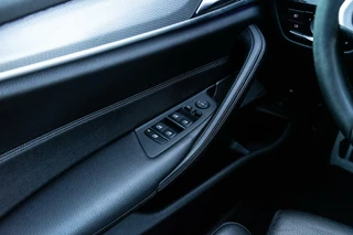BMW 5 Serie BMW 5-serie 530e High Executive M-Sport 360 / HUD / B&W - afbeelding nr 24