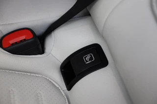 Mercedes-Benz C-Klasse Mercedes-Benz C-klasse 300 e AMG 63 Look / 360 Camera / Acc / Lane Assist / Elek Stoelen / Leder / Open Pano / Dode Hoek / 20 Inc - afbeelding nr 30
