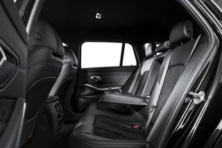 BMW 3 Serie BMW 3 Serie Touring 330e 292 PK xDrive High Executive M-Sport - Automaat | Dig. Cockpit | Cruise | Stoelverw. | PDC | 360 Camera | NAV + App. Connect | ECC | Elek. Klep | DAB | LM 18