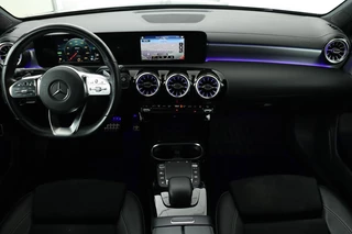 Mercedes-Benz A-Klasse Mercedes-Benz A-klasse 250e AMG Night | Carplay | Stoelverwarming |  Full LED | Sfeerverlichting | Leder/Alcantara | Navigatie | Park Assist - afbeelding nr 7