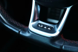 Volkswagen Golf Volkswagen Golf 7.5 GTI DSG / Vol Opties! / 230PK! / DSG / ACC / Pano / Virtual Cockpit / Camera / Keyless / Navi / 19
