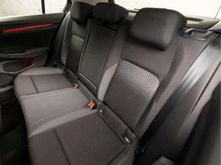 Volkswagen Golf Volkswagen Golf 1.5 TSI Sportline 150Pk (APPLE CARPLAY, GROOT NAVI, STUUR/STOELVERWARMING, SFEERVERLICHTING, SPORTSTOELEN, GETINT GLAS, KEYLESS, ADAPTIVE CRUISE, PARKEERSENSOREN, NIEUWE APK, NIEUWSTAAT) - afbeelding nr 16