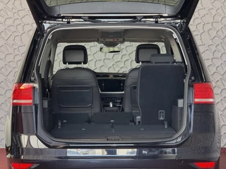 Volkswagen Touran Volkswagen Touran 1.5 TSI 150PK 7P CARPLAY NAVI CAMERA LED ELEK.KLEP VIR.COCKPIT DODE.HOEK DET. STOELVERW KEYLESS 7P 7PERS 10/2024 
