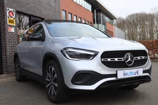 Mercedes-Benz GLA Pano/LED/Leder/Keyless/Camera/Elek. stoelen/Dodehoek/19