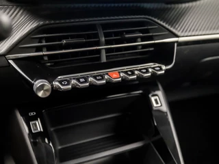 Peugeot 2008 Peugeot 2008 1.2 PureTech Sport Automaat (APPLE CARPLAY, GROOT NAVI, 360 CAMERA, LM VELGEN, SPORTSTOELEN, CRUISE, LANE ASSIST, NIEUWE APK, NIEUWSTAAT) - afbeelding nr 9