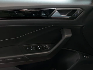 Volkswagen T-Roc Volkswagen T-Roc 1.5 TSI 150PK R-LINE EVO IQ LIGHT ALCANTARA ELEK.KLEP CARPLAY STOEL/STUUR VERW. 18