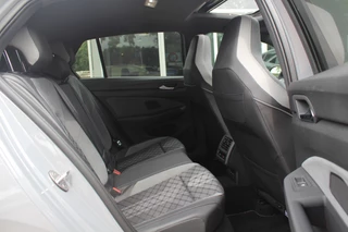 Volkswagen Golf Volkswagen Golf 1.5 eTSI R-Line / Panoramadak / Camera / Harman Kardon / Matrix LED / 18'' / Navigatie / DAB / ACC / Dodehoek / Stuurverwarming / Stoelverwarming - afbeelding nr 34