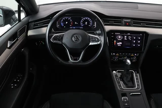 Volkswagen Passat Volkswagen Passat 1.5 TSI R Line | Stoelverwarming | Matrix LED |  Adaptive cruise | Carplay | Leder/Alcantara | Navigatie | Parkeerhulp - afbeelding nr 3