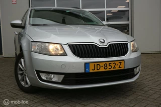 Škoda Octavia Skoda Octavia Combi 1.2 TSI Greentech Ambition ECC/NAVI/PDC - afbeelding nr 3