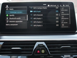 BMW 5 Serie BMW 5-serie Touring 530e M Sport PHEV AUTOMAAT 292PK Climate control Adaptieve cruise control Keyless Parkeersensoren Achteruitrijcamera Panoramadak LED Verwarmde voorstoelen Trekhaak Apple Carplay/ Android Auto - afbeelding nr 18
