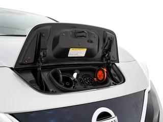 Nissan Leaf Nissan Leaf N-Connecta 40 kWh (INCL-BTW)  Aut. *ADAPTIVE-CRUISE | NAVI-FULLMAP | SURROUND-VIEW | CARPLAY | KEYLESS | BLIND-SPOT |  DIGI-COCKPIT | COMFORT-SEATS | DAB | ECC | PDC | HEATED-SEATS | 17