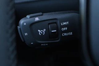 Peugeot 2008 Peugeot 2008 1.2 Hybrid 136PK AUTOMAAT ALLURE | NIEUWE AUTO! | KEYLESS ENTRY/START | PARKEERSENSOREN VOOR + ACHTER | 17