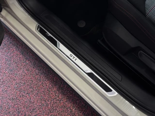 Volkswagen Polo Volkswagen Polo 2.0 TSI GTI 207PK PANO IQ LED/GRILL CAMERA STOELVERW ADAP.CRUIS ZWARTE.HEMEL 18'' LMV BEATS AUDIO 