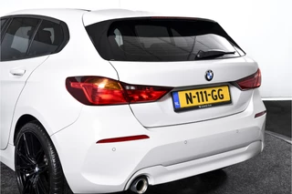 BMW 1 Serie | Cruise | PDC | NAV+ Apple Car Play | EEC | LM 19
