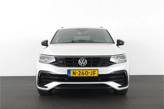 Volkswagen Tiguan Volkswagen Tiguan 1.5 TSI R-Line > IQ.Light/trekhaak/20 inch Suzuka/Black Style Design-pakket... - afbeelding nr 3