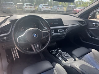 BMW 1 Serie BMW 1 Serie 118i Executive Ed. M Sport / Navigatie / Half leder / 19'' / Sportstoelen / Blackpack / Dakspoiler / Stoelverwarming / Cruise Control / Getint glas - afbeelding nr 2