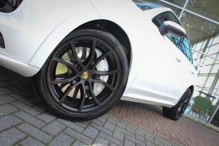 Porsche Cayenne Porsche Cayenne 3.0 E-Hybrid | Sport Chrono | Pano | HUD | Origineel NL Auto! - afbeelding nr 2