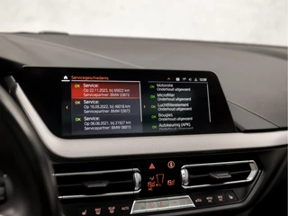 BMW 1 Serie Automaat (PANORAMADAK, M PAKKET, APPLE CARPLAY, GROOT NAVI, STOELVERWARMING, LEDEREN SPORTSTOELEN, CAMERA, GETINT GLAS, M SPORT BESTURING, SFEERVERLICHTING, NIEUWE APK, NIEUWSTAAT) - afbeelding nr 30