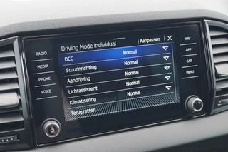 Škoda Karoq Škoda Karoq 1.5 TSI DSG Sportline/ Panodak/ Standverwarming/ Camera/ ACC/ DCC - afbeelding nr 43
