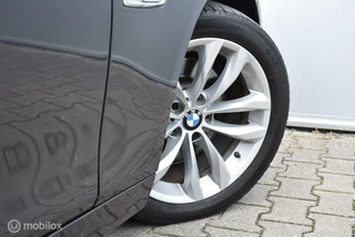 BMW 5 Serie BMW 520d Touring Luxury Mineralgrau Leder Pano HUD 360°Cam Comfortstoelen Keyless 18