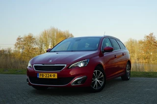 Peugeot 308 Peugeot 308 SW 1.2 130PK Allure | Rouge Babylone | Pano/NAV/Add.cruise/Allseason - Keurig! - afbeelding nr 2