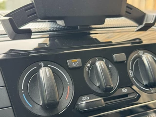 Volkswagen up! Volkswagen Up! 1.0 BMT move up! Airco | Stoelverwarming | Bluetooth | Telefoonhouder | Lichtmetalen velgen | Armsteun | LED Mistlampen voor | Historie aanwezig! - afbeelding nr 11