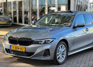 BMW 3 Serie BMW 3-serie Touring 320e Nieuwstaat AUT Pano Plug in hybrid Wide screen Elek.Trekhaak Stoelverwarming Adaptive LED - afbeelding nr 4