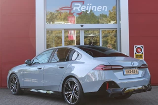 BMW 5 Serie BMW 5-serie 530e M-SPORT PRO 300PK (nieuw model) | PANORAMA DAK | M-SPORT PAKKET | M-SPORT AERODYNAMICA |  M-SPORT NAPPALEDEREN STUURWIEL MET SPORTBOOST FUNCTIE | BMW SHADOWLINE ADAPTIEVE LED KOPLAMPEN | ELEKTRISCH BEDIENBARE ACHTERKLEP |  BMW INDIVIDIUAL HIGH GLOSS EXTERIEUR RAAMLIJST AFWERKING | BMW LIVE COCKPIT PROFESSIONAL | ELEKTRISCH VERSTELBARE VOORSTOELEN MET VENTILATIE / VERWARMING EN GEHEUGEN OP DE BESTUURDERSSTOEL |  ACHTERBANKVERWARMING | 4-ZONE CLIMATE CONTROL | DONKER GETINTE ACHTERRUITEN | DONKERE HEMELBEKLEDING | DRIVE ASSISTANT | HARMAN KARDON Hi-Fi GELUIDSSYSTEEM| DRAARLOZE TELEFOONLADER | DRAADLOOOS APPLE CARPLAY / ANDROID AUTO | KLASSE 3 ALARM | COMFORT ACCESS | 20