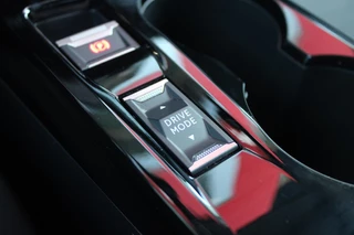 Peugeot 208 Peugeot 208 1.2 100PK AUTOMAAT ALLURE PACK | NAVIGATIE | ACHTERUITRIJ CAMERA | APPLE CARPLAY/ANDROID AUTO | LED KOPLAMPEN | LICHTMETALEN VELGEN 16
