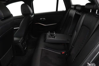 BMW 3 Serie BMW 3-serie Touring 320i High Executive (PANORAMADAK, TREKHAAK WEGKLAPBAAR, CAMERA, NAVIGATIE, NL-AUTO, DEALER ONDERHOUDEN) - afbeelding nr 20