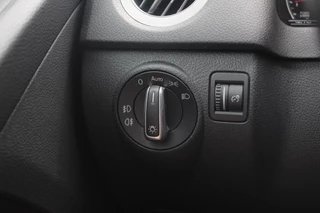 Volkswagen Tiguan Volkswagen Tiguan 1.4 TSI Edition / Trekhaak / Panoramadak / Apple CarPlay / 18'' / Navigatie / Xenon / Stoelverwarming / Cruise Control - afbeelding nr 35