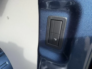 Ford Transit Custom Ford Transit Custom 300 2.0 TDCI L2H1 Limited DC | SCI | 136pk | Dubbele Cabine | Chrome Blue | Trekhaak | Dubbele Schuifdeur | Bijrijdersstoel | Sidesteps | Bumperpakket | Zwarte velgen  | Stoelverwarming | Camera - afbeelding nr 28