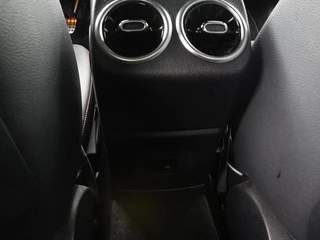 Mercedes-Benz A-Klasse Mercedes-Benz A-klasse 200 Business Solution AMG | Panoramadak |  Stoelverwarming | Trekhaak | Matrix LED | Memory | Carplay | Keyless | Camera | Sfeerverlichting | Leder/Alcantara | Park Assist - afbeelding nr 31