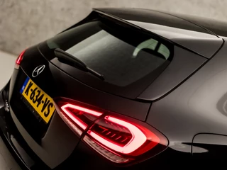 Mercedes-Benz A-Klasse Mercedes-Benz A-Klasse 250 e Business Solution Luxury 218Pk Automaat (GROOT NAVI, SFEERVERLICHTING, WIDESCREEN, CAMERA, LEDER, STOELVERWARMING, SPORTSTOELEN, CRUISE, LANE ASSIST, NIEUWSTAAT) - afbeelding nr 34