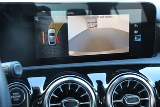 Mercedes-Benz A-Klasse Mercedes-Benz A-klasse 200 Automaat Progressive | Sfeerverlichting | Navigatie | Climate control | Camera | Parkeer sensoren | Half Lederen Bekleding | Led  | Cruise Control | LMV Velgen - afbeelding nr 2